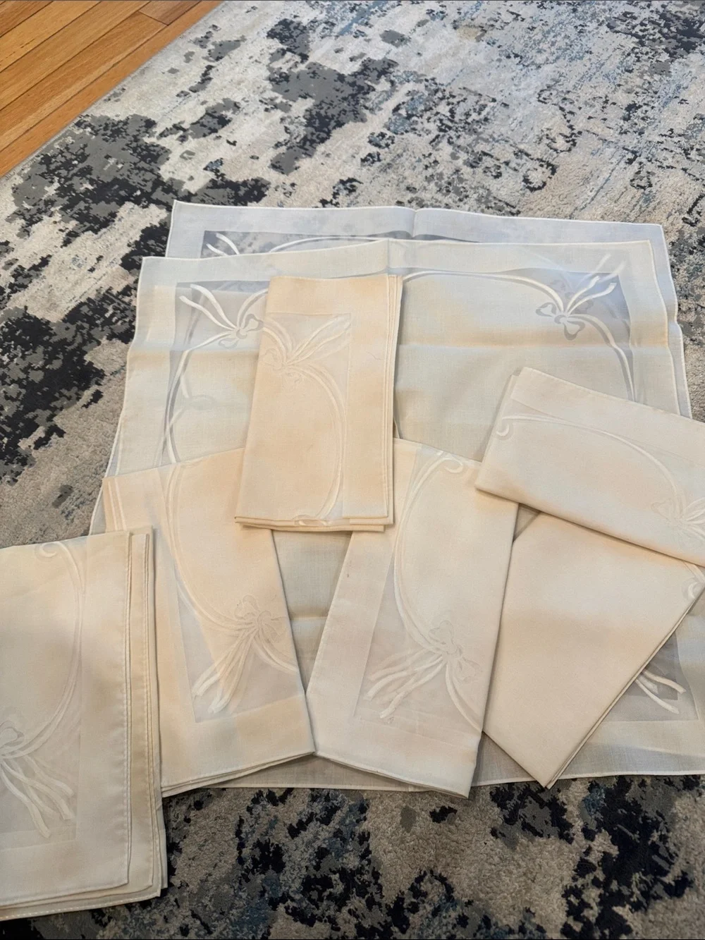 Sheer vintage Scalloped Ribbon Motif tablecloth. 122x63 w/ 8 napkins